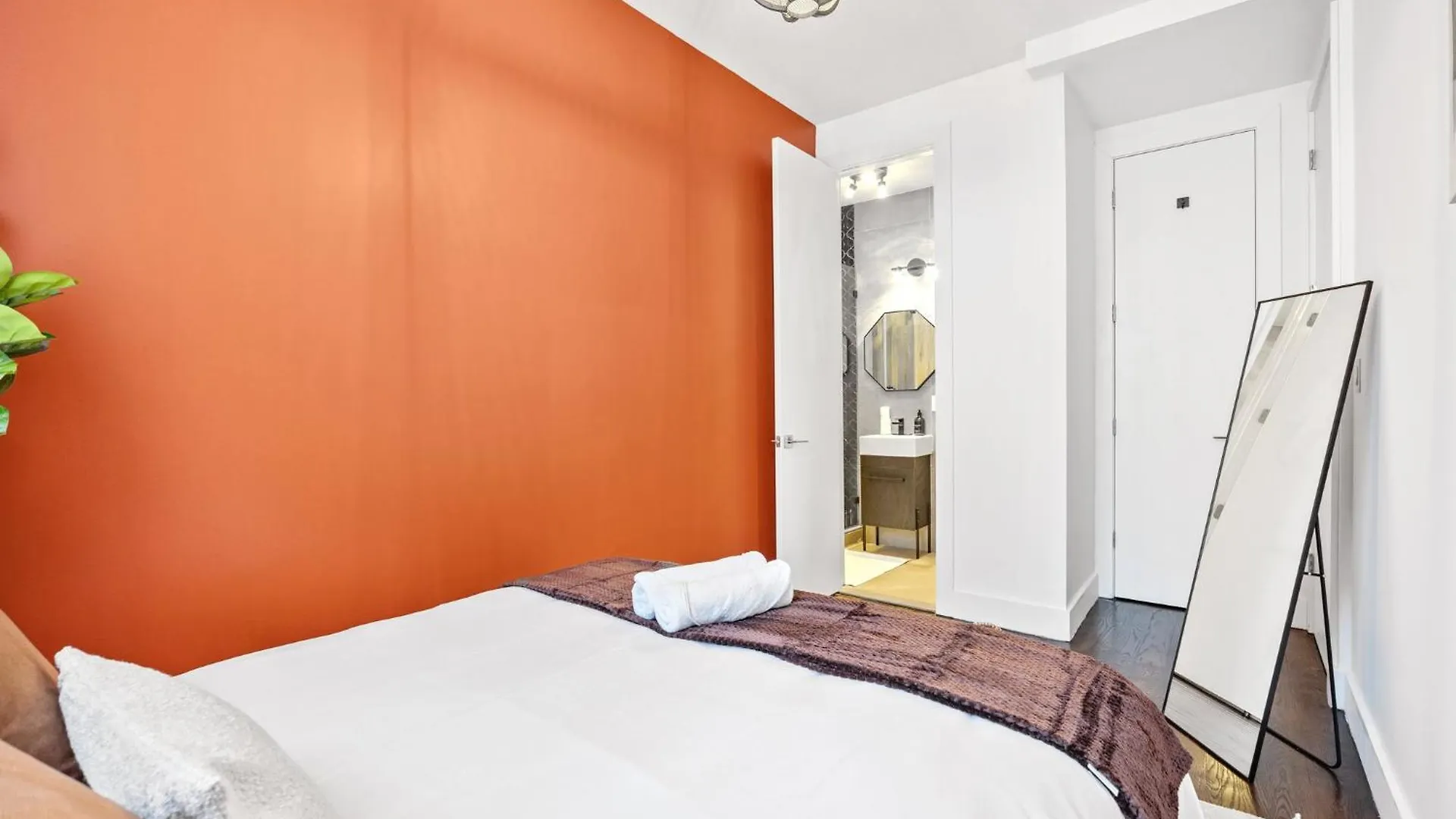 Apartment Mid-Century Stay 5Br And 5 Baths W Ps5 & Laundry New York